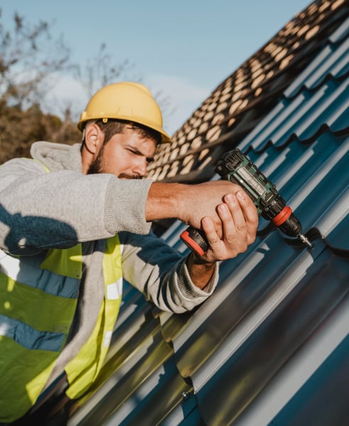 worker-fixing-roof