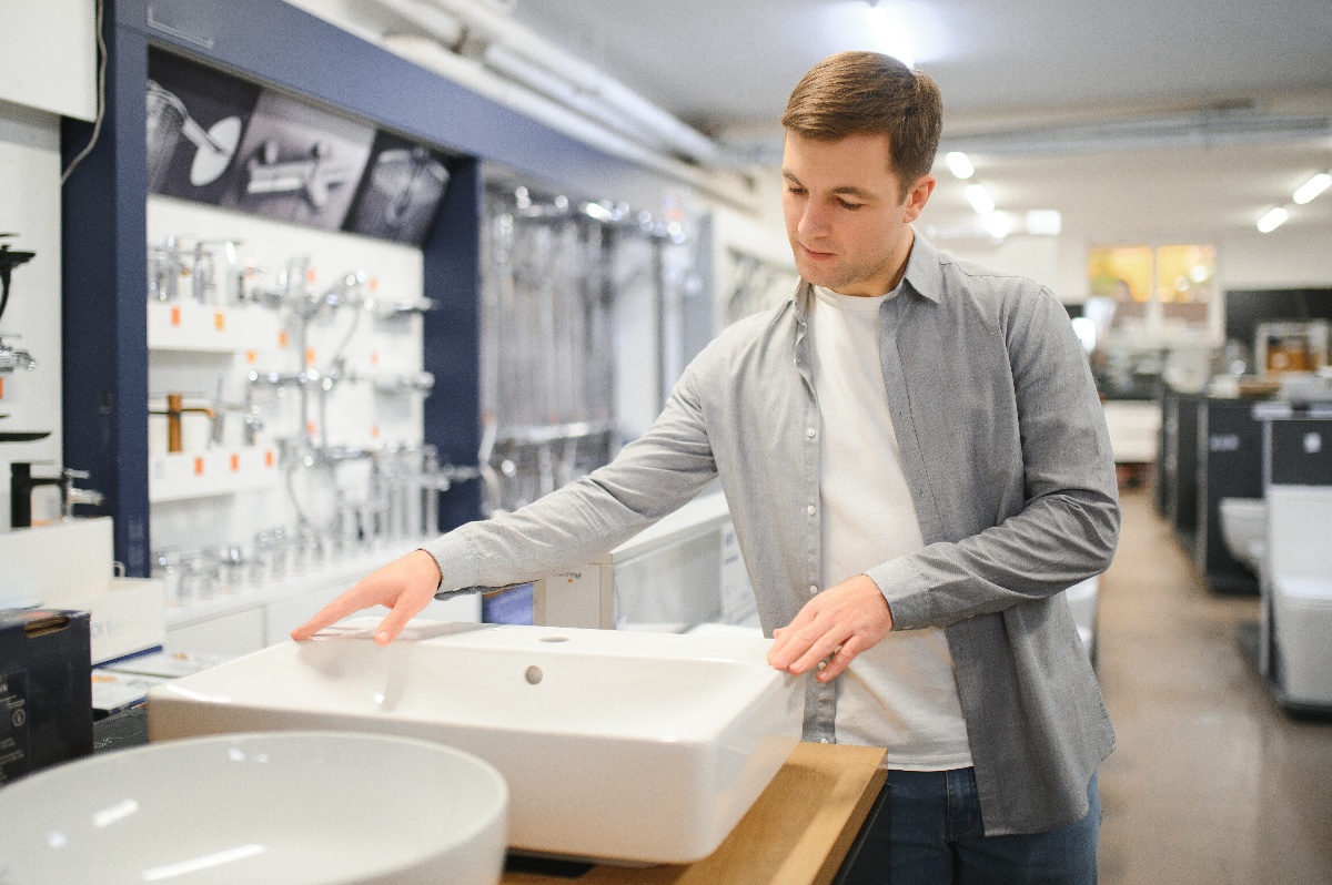 man-building-market-looking-sink-into-their-bathroom